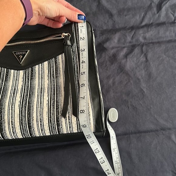 COPY - Guess Purse - excellent condition - black and white - Picture 8 of 9